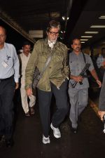 Amitabh Bachchan snapped at the airport in Mumbai on 8th Oct 2012 (14).JPG